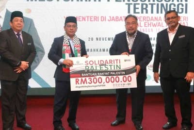 Wakil YaPEIM menyerahkan sumbangan untuk rakyat Palestin kepada Mohd Na’im (dua dari kiri) pada Selasa.