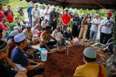 Jenazah Abu Samah selamat dikebumikan di Tanah Perkuburan Islam Kampung Semabok, hari ini. - Foto: Bernama