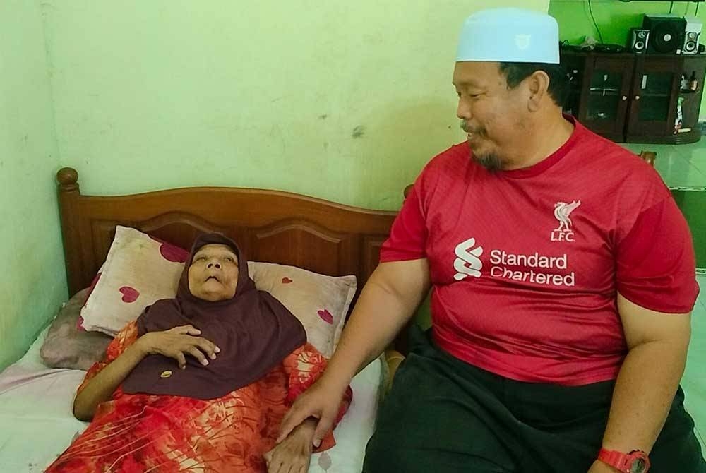 Afandi memastikan ibu mentuanya diuruskan sebaiknya dari segi keperluan asas walaupun dalam keadaan serba kekurangan.