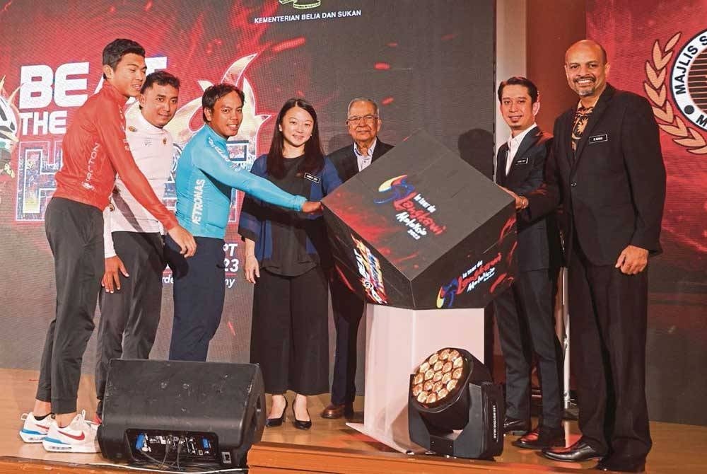 Abu Samah (lima dari kiri) bersama Menteri Belia dan Sukan, Hannah Yeoh (empat dari kiri) menyempurnakan simbolik perasmian Le Tour de Langkawi (LTdL) 2023 di Menara Kementerian Belia dan Sukan (KBS), Putrajaya pada Julai lalu. - Foto Bernama.