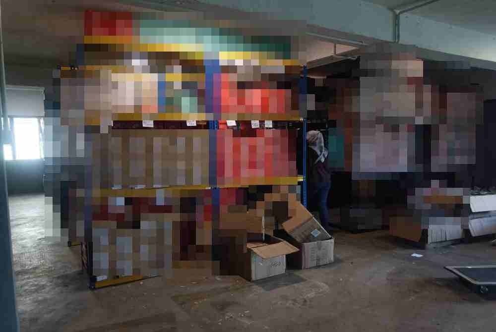 Antara kasut berjenama tiruan yang dirampas KPDN dalam satu serbuan di sebuah premis di Ampang, Selangor pada Rabu.