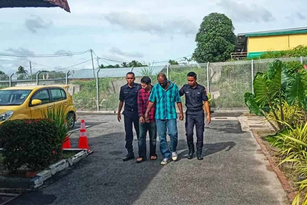 Dua lelaki didakwa di Mahkamah Majistret Gemas di sini pada Khamis atas dua pertuduhan mengedar dadah lebih empat kilogram, minggu lalu.