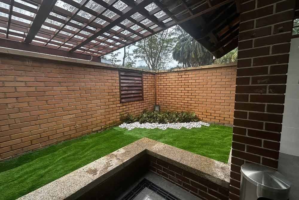 Landskap di dalam tandas hentian sebelah Senawang arah selatan.