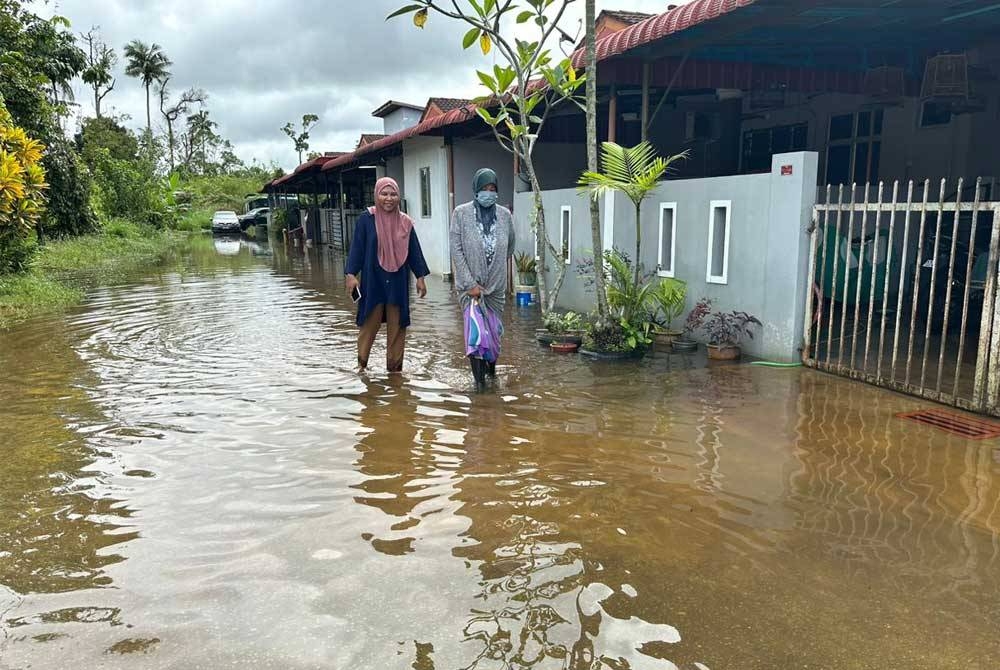 Keadaan kawasan perumahan yang digenangi air susulan kegagalan sistem perparitan dan longkang kecil yang tidak dapat menampung air walaupun hujan berlaku dalam tempoh hanya sehari.