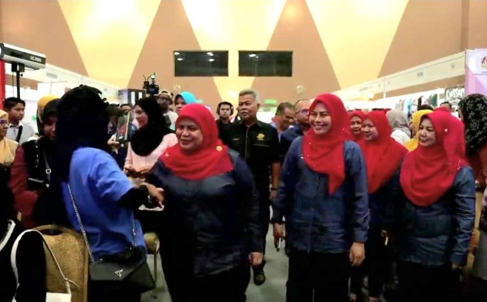 Rubiah (kiri ) dan Noraini (kanan) beramah mesra dengan peserta program Jelajah Jelita @ RISDA Terengganu