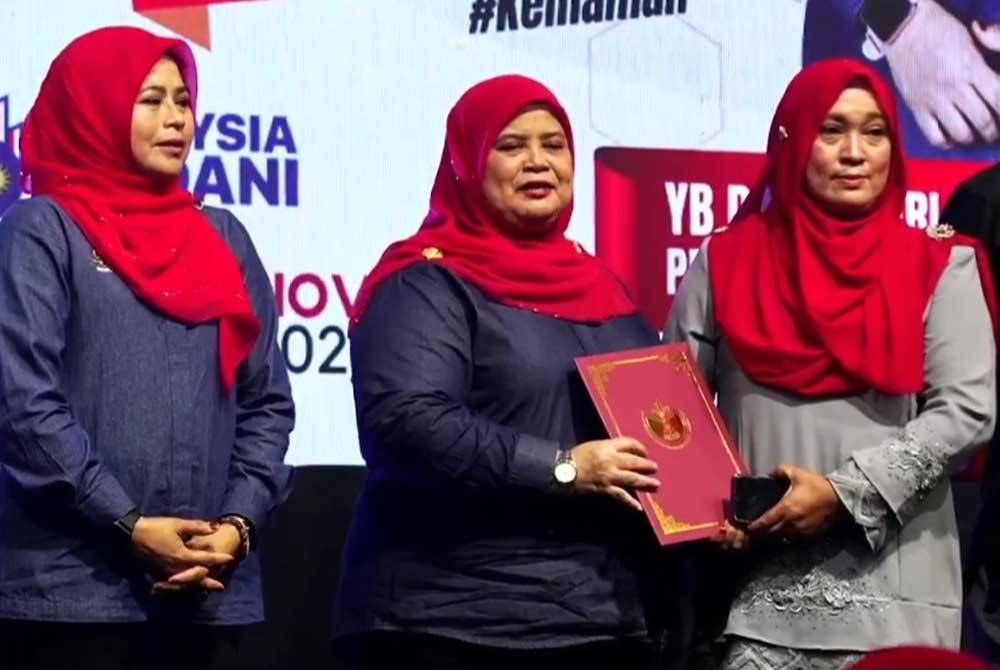 Rubiah (dua dari kiri) memberi sijil kepada peserta.