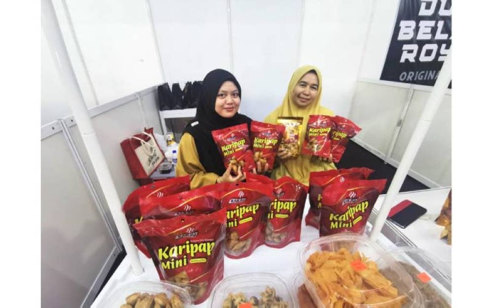 Che Zulilawati bersama seorang pekerja ketika menyertai pameran.