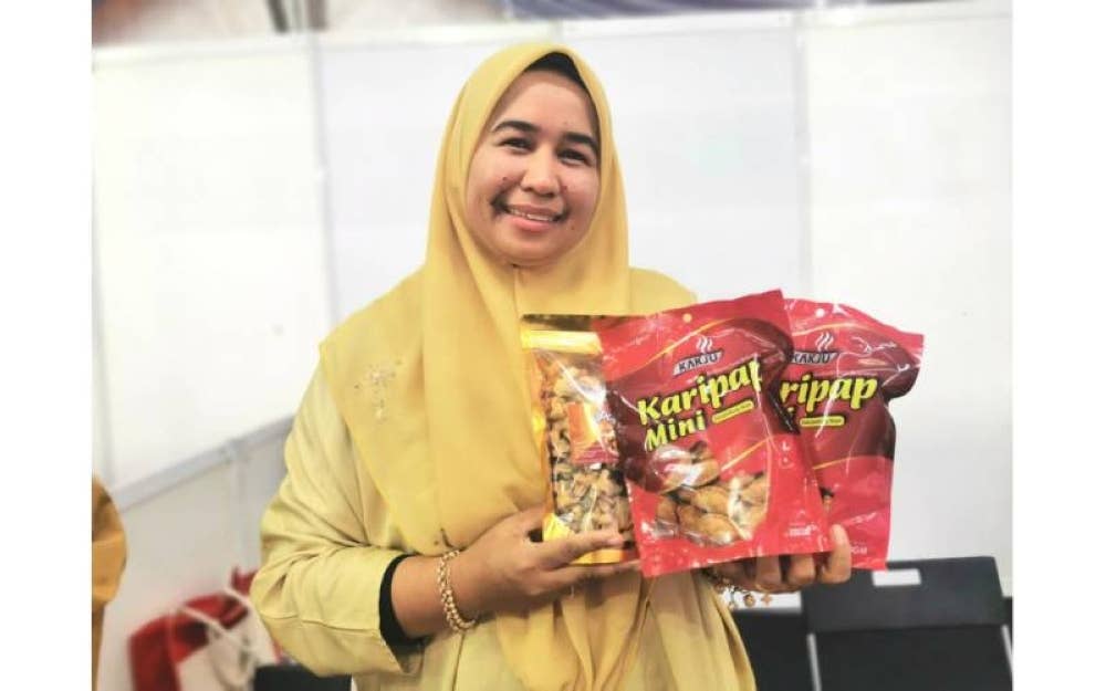 Che Zulilawati menunjukkan sebahagian produk yang dihasilkan ketika menyertai pameran sempena program TVET Jelajah Jelita di Dewan Serbaguna Mesra Mall di Kemaman.