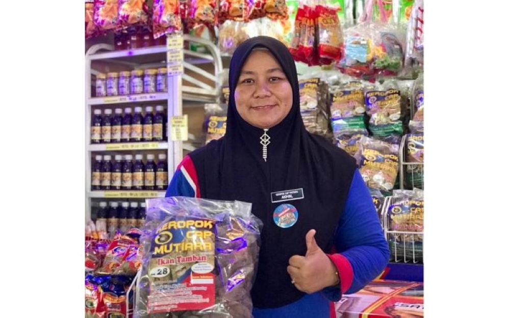 Nur Akmal yang pernah menolak tawaran menyambung pelajaran ke United Kingdom (UK) atas faktor kewangan keluarga, kini berjaya sebagai usahawan keropok dengan bimbingan RISDA.