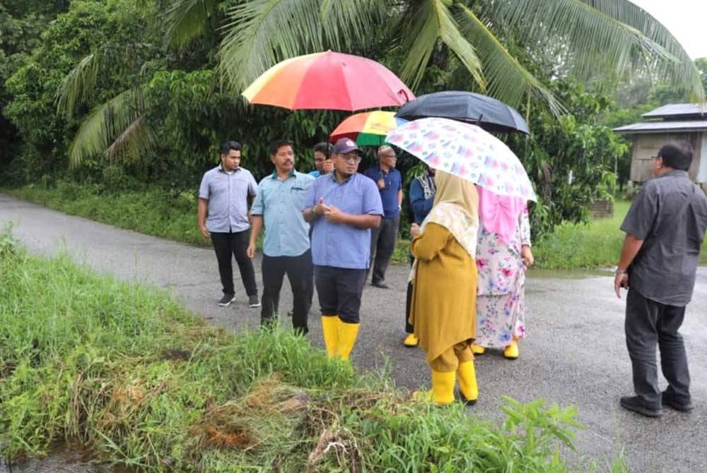 Mohd Faizul (tiga dari kiri) melawat ke tempat tanaman padi terjejas.