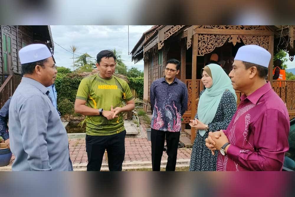 Zakaria (kiri), Mohammad Yaakub Yusra (dua kiri) dan Natipah (dua kanan) bersama beberapa pihak semasa bertemu di MADAD pada Khamis.