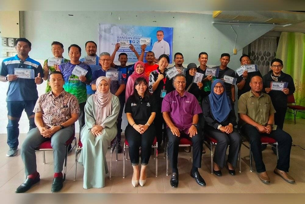 Penerima BPP Kluster Pemandu Bot Pelancong dan Malim Gunung Gunung bergambar kenangan bersama Yu Man(duduk, tiga dari Kiri) dan Kamaruddin (tiga dari kanan).