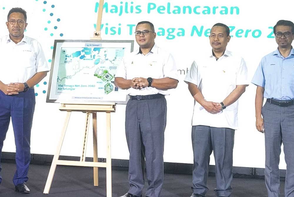 Amirudin (dua dari kiri) dan Abas (kiri) bergambar semasa pelancaran Visi Tenaga Net Zero 2040 di LRA SSP2.