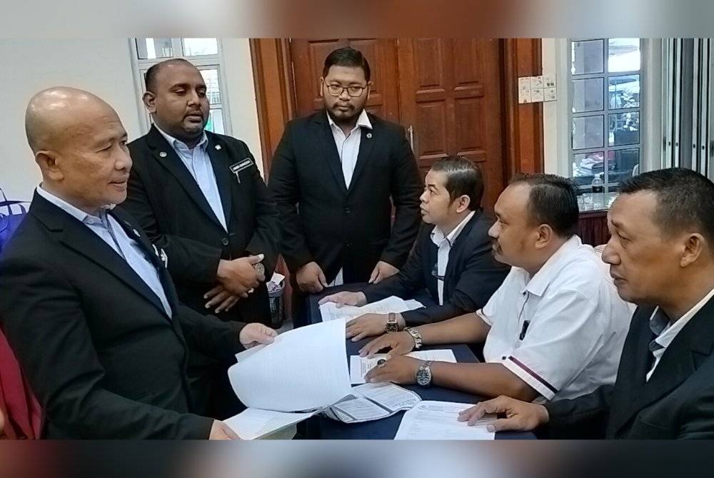 Asman (kiri) dan Amir Hamzah ( dua dari kiri) berbincang dengan kakitangan awam pada Program Transformasi Pembantu Tadbir Cemerlang Perkhidmatan Awam Johor, di sebuah hotel di Johor Bahru pada Khamis.