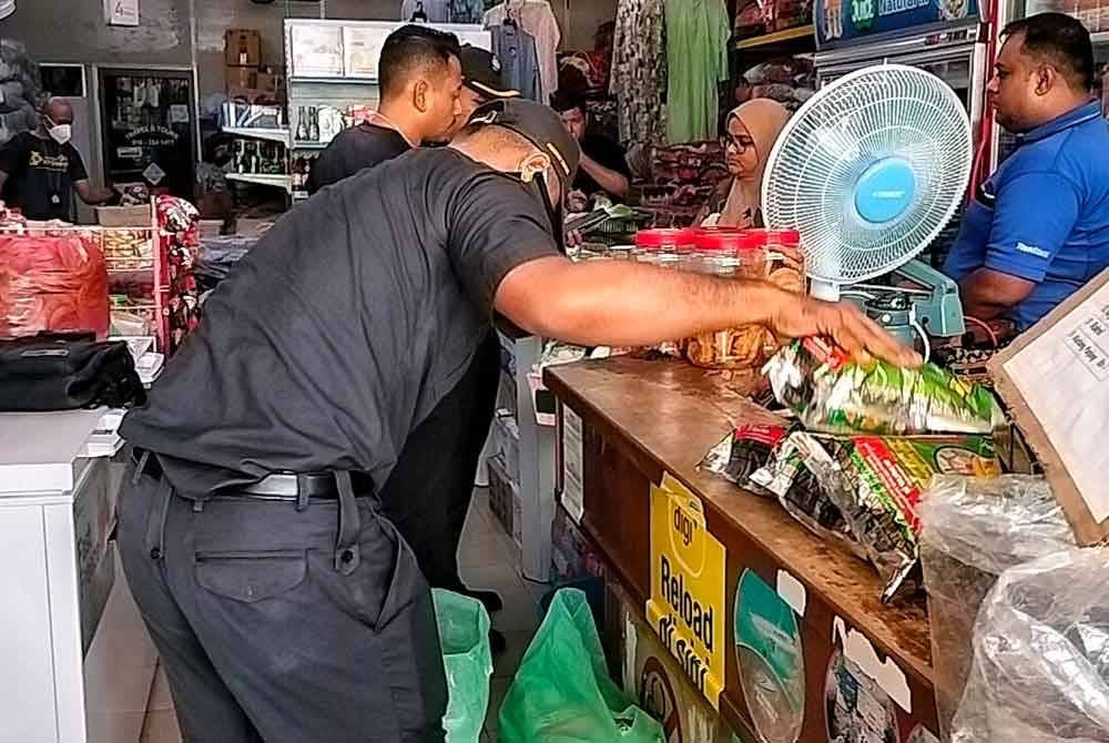 Anggota penguat kuasa KPDN Melaka merampas barangan tiada tanda harga dan pelabelan barangan yang salah