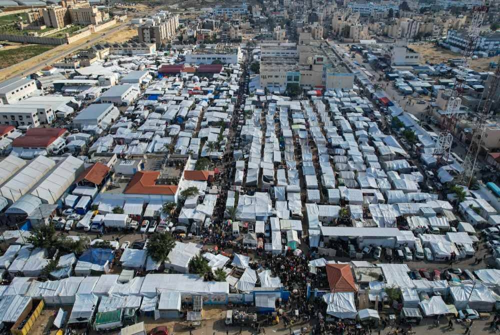 Foto udara menunjukkan kem pelarian sementara di bandar Khan Younis, selatan Genting Gaza. - Foto Xinhua