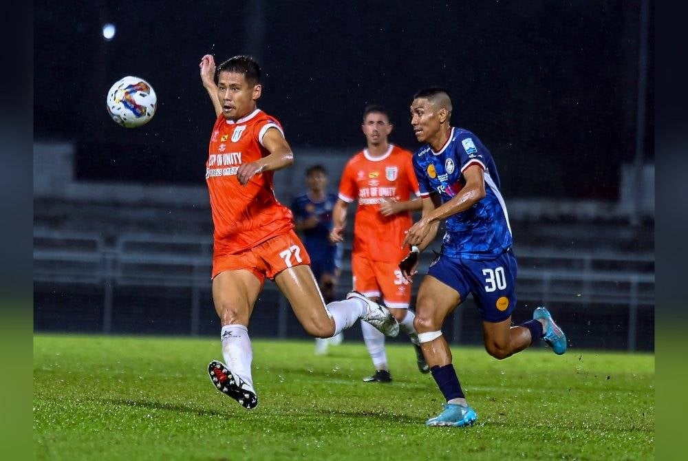 Pemain Kuching City Fadi Mahmoud Awad Saleh (kiri) diasak pemain PDRM FC Mohamad Nabil Ahmad Latpi pada perlawanan Akhir 1 Challenge Cup MFL 2023 di Stadium Majlis Perbandaran Petaling Jaya malam Khamis. - Foto Bernama