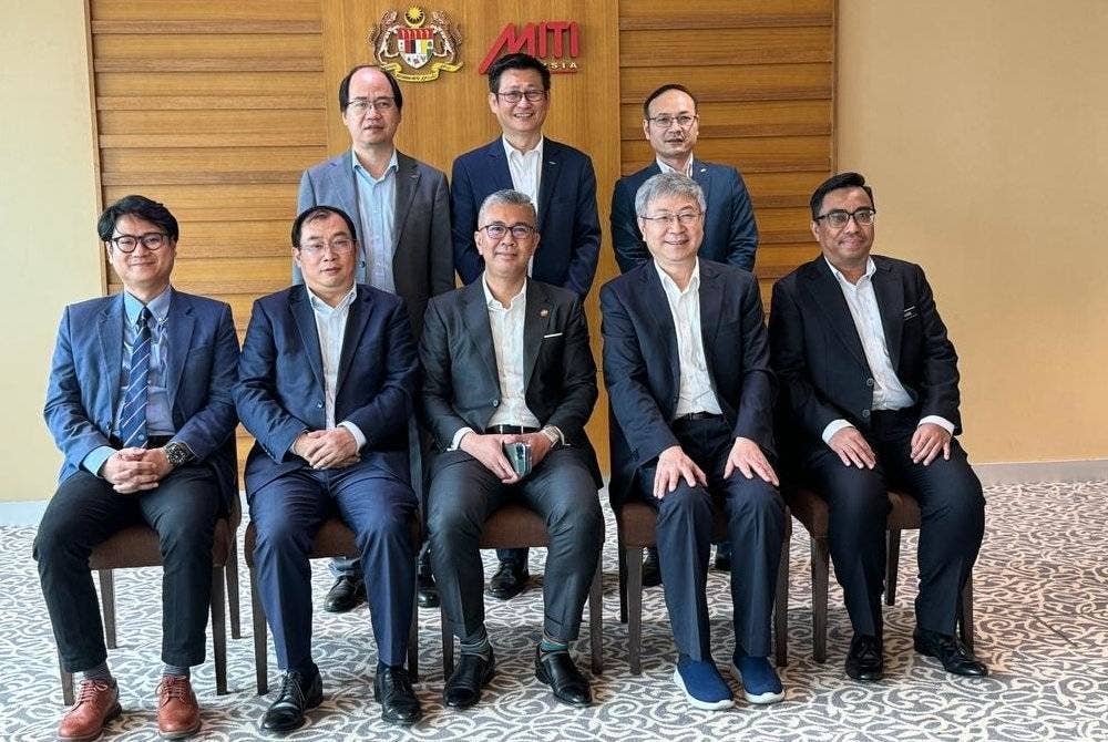 Tengku Zafrul (duduk, tengah) bersama wakil Chery Automobile Co Ltd semasa mesyuarat berlangsung.