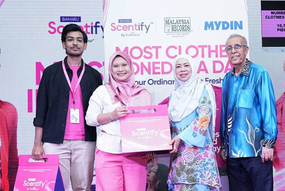 Dari kiri: Syed Ashiq, Rozaina, Murad Ali dan Siti Hawa pada pelancaran SCENTIFY by Enchanteur yang diadakan di Mydin USJ, pada Rabu.