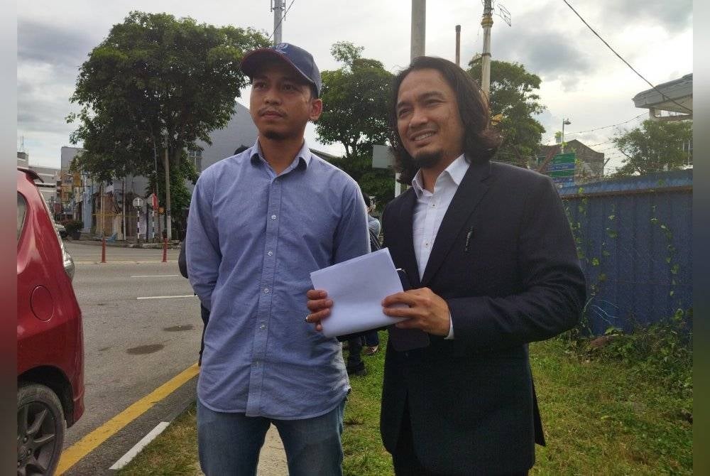 Abdul Wahab bersama peguamnya hadir ke IPD Kajang untuk membuat laporan polis.