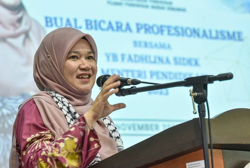 Fadhlina berucap pada Program Bual Bicara Menteri Pendidikan Bersama Pelajar Tingkatan 6 di Sekolah Menengah Kebangsaan (SMK) Chukai hari ini. - Foto Bernama