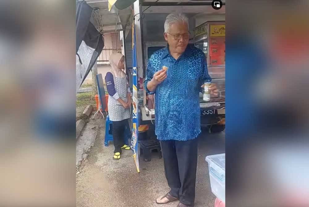 Tangkap layar memaparkan Hamzah singgah minum di sebuah gerai berhampiran plaza tol ketika dalam perjalanan ke DUN Kijal, Terengganu.