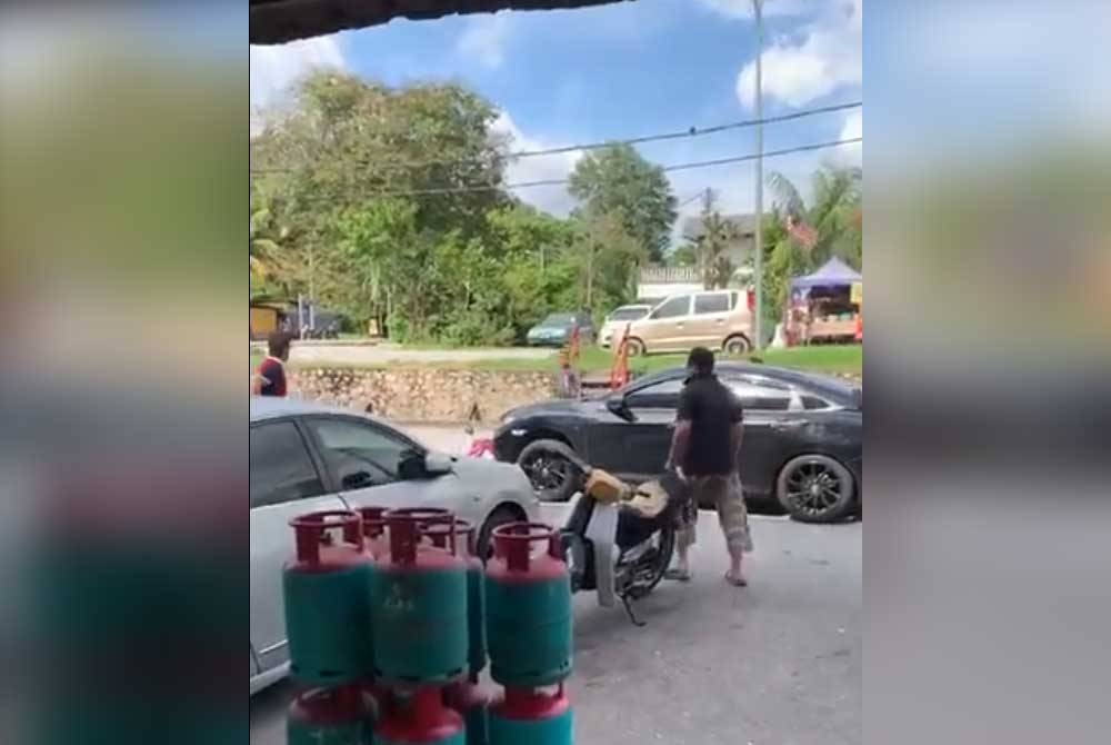 Video memaparkan sebuah kereta jenis Honda Civic merempuh sebuah motosikal jenis Yamaha Ego.