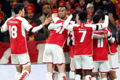 Pemain Arsenal meraikan jaringan pertama ketika menentang Lens. - Foto EPA