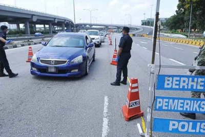 PDRM tidak melaksanakan sebarang sekatan jalan raya di kawasan berisiko seperti laluan berbukit atau selekoh. - Gambar hiasan