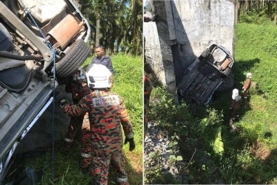 Keadaan kereta mangsa selepas terbabas di Jalan Kampung Rahmat-Sri Gading, Batu Pahat.- Foto Bomba