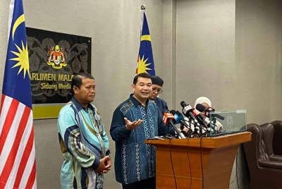 Rafizi ketika sidang akhbar di Parlimen pada Khamis.