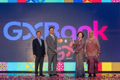 Dari kiri, Pengerusi GXS, Hsieh Fu Hua bersama Johan, Si Lai dan Zaiton menunjukkan replika kad GXBank ketika majlis pelancarannya pada Rabu.