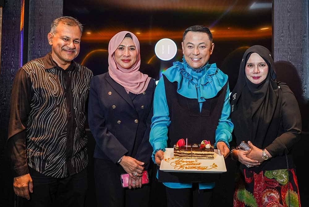 Mohammed Iqbal (kiri) meraikan ulang tahun kelahiran Pak Nil ke 61 selepas majlis pengumuman duta Bertam Resort and Water Park Penang serta pelancaran Suite Karaoke Oasis Rhythmnya yang diadakan baru-baru ini.