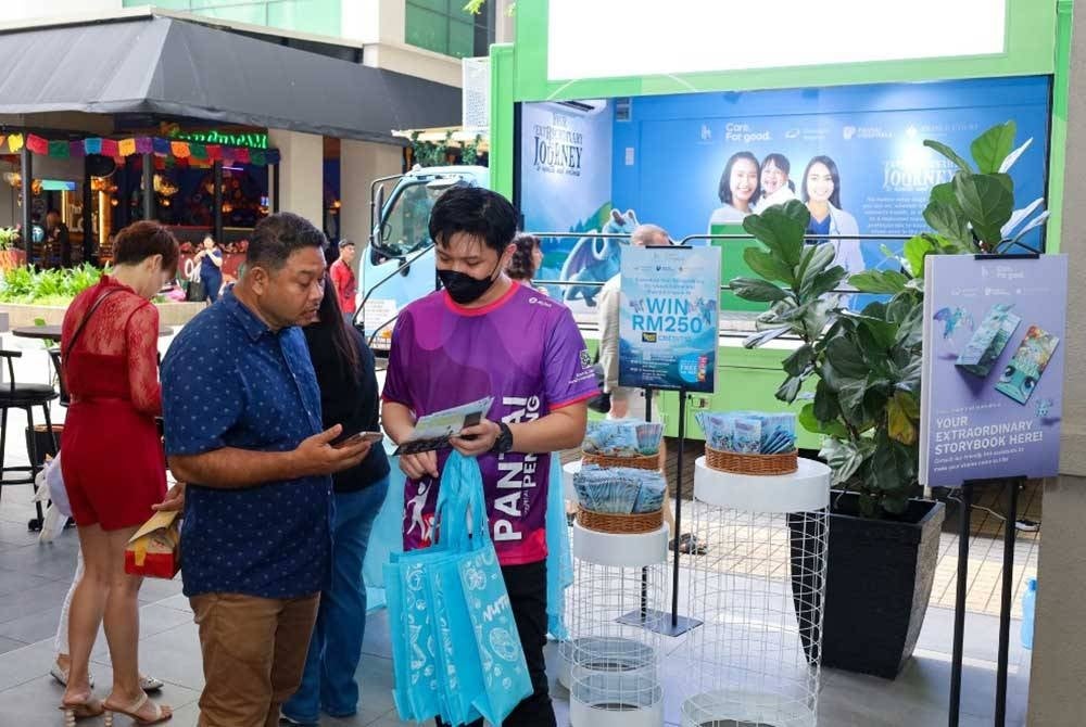 Salah seorang pengunjung mendapatkan maklumat kesihatan daripada pegawai bertugas semasa kempen yang diadakan di Gurney Plaza baru-baru ini.