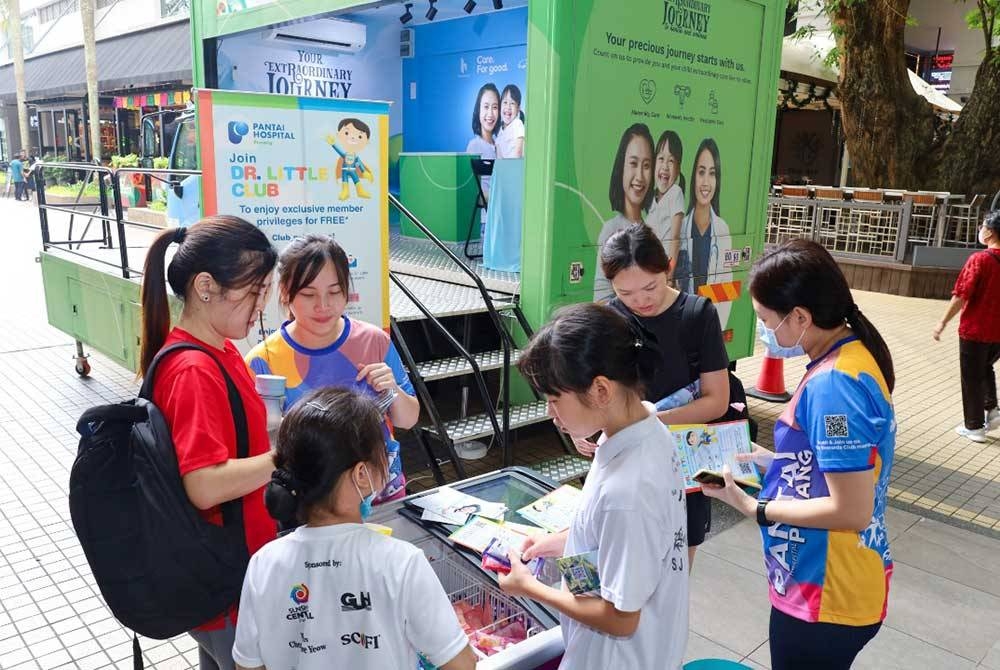 Pasukan Hospital Pantai Pulau Pinang mengedarkan hadiah percuma untuk orang ramai yang hadir pada kempen diadakan di Gurney Plaza, baru-baru ini.