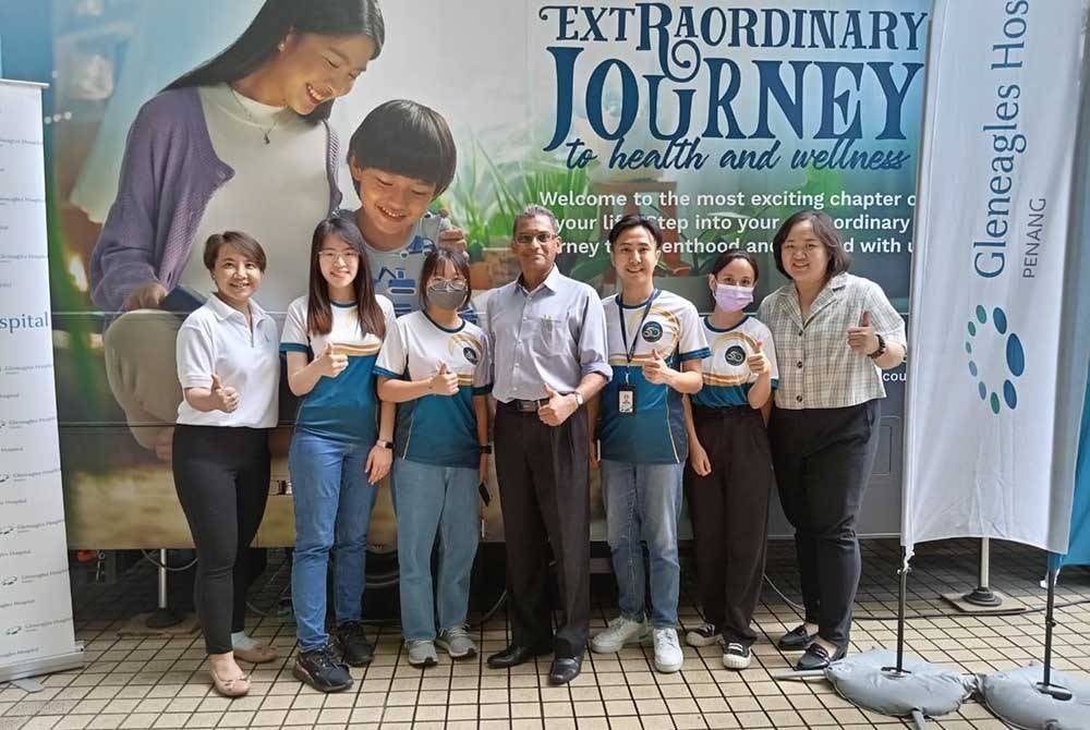 Pasukan dari Gleneagles Hospital bersama pakar sakit puan, Dr Somaskandar S (tengah).