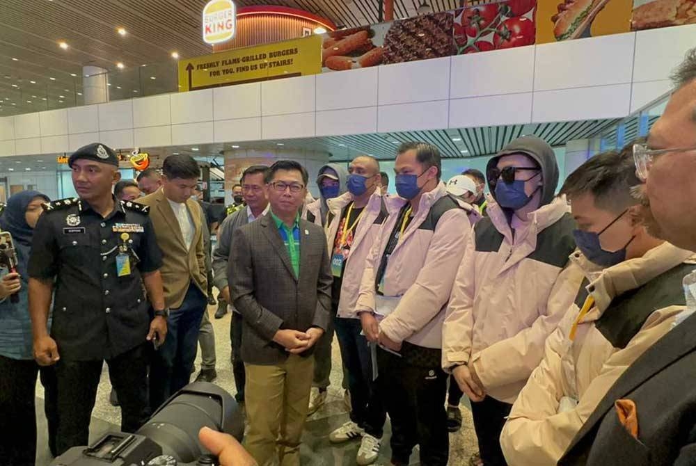 Seramai 121 rakyat Malaysia yang terkandas di Laukkaing, Myanmar selamat tiba di KLIA jam 3.24 pagi Jumaat.