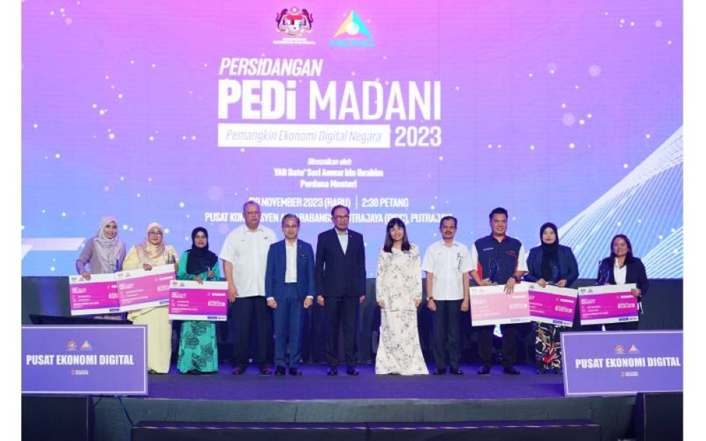 Para penerima Anugerah Pengurus PEDi MADANI 2023 bergambar bersama-sama Perdana Menteri (tengah) sempena Majlis Perasmian Persidangan PEDi Madani 2023 di Putrajaya pada Rabu.