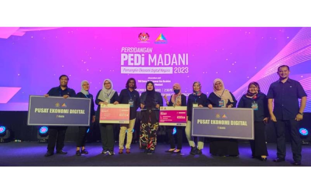 Rossyafira (tengah) bergambar bersama-sama Pengurus PEDi sempena Persidangan PEDi MADANI 2023 di PICC, Putrajaya pada Rabu.
