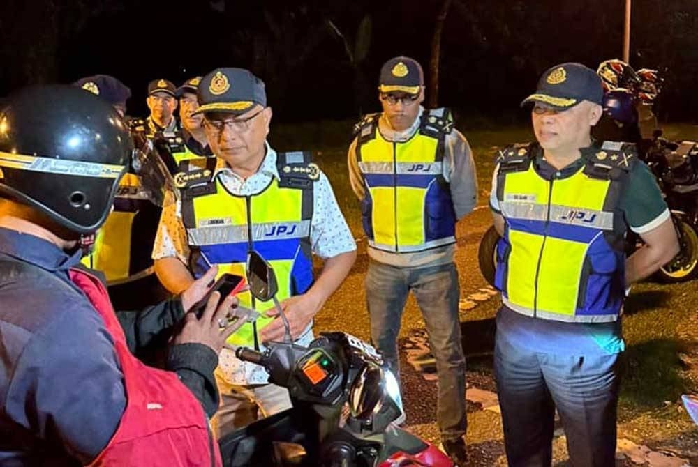 Lokman (dua dari kiri) ketika menyertai Ops Patuh di Tol Senawang malam tadi. - Foto JPJ Negeri Sembilan