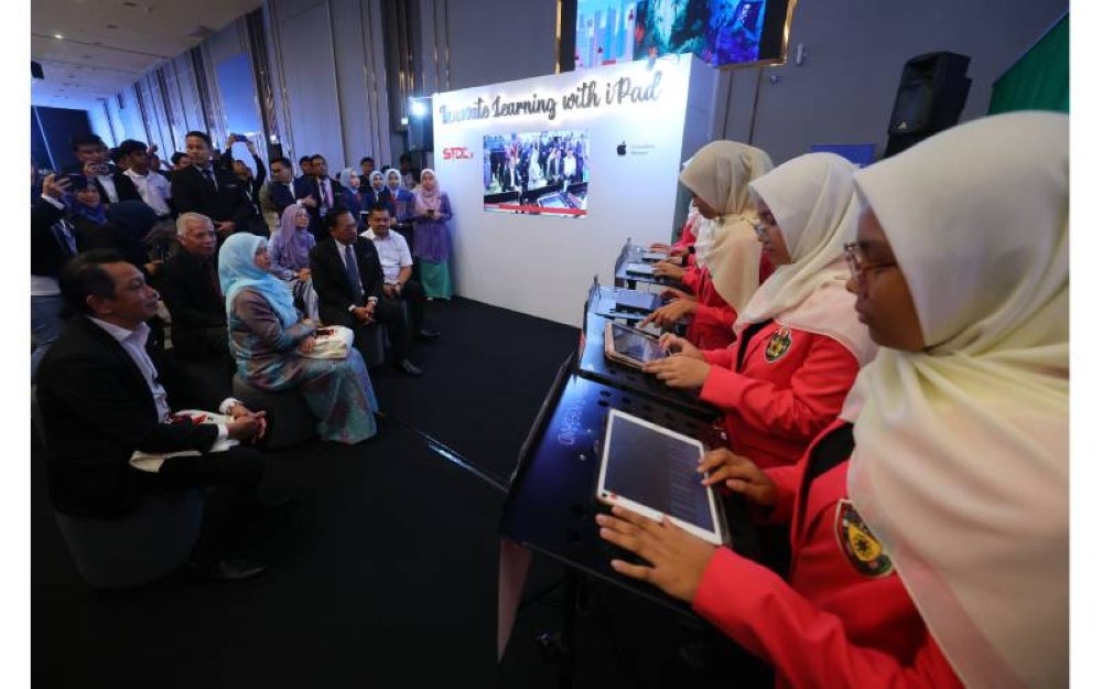 Fadhlina kagum melihat kemahiran murid-murid mengadakan persembahan muzik menggunakan komputer tablet.