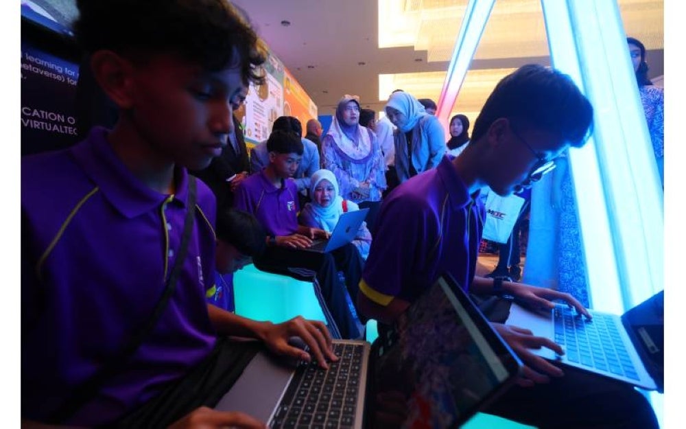 Sebanyak 10,233 buah sekolah di bawah KPM telah dilengkapi dengan rangkaian jaringan internet dengan capaian jalur lebar berkelajuan 30Mbps hingga 300Mbps.