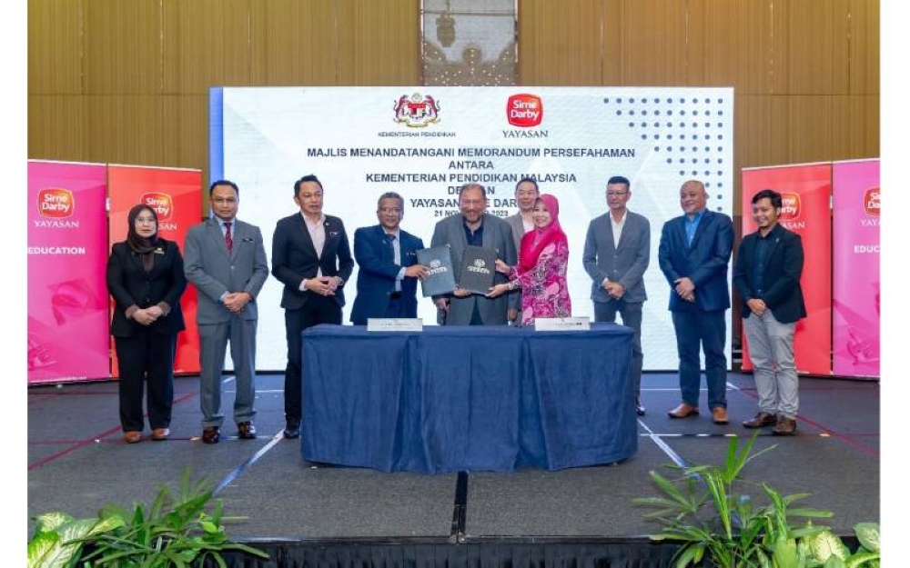 Yatela (depan, kanan) dan Ts Supian (depan, kiri) menunjukkan MoU untuk memperkasa pendidikan TVET dan modal insan negara sambil disaksikan Tunku Tan Sri Imran (depan, tengah).