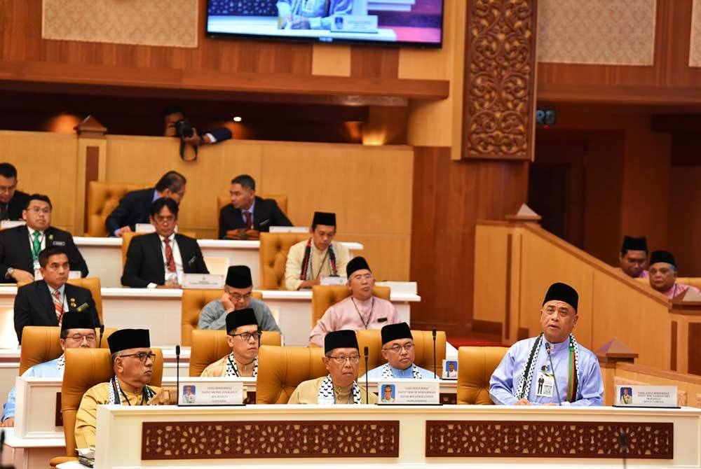 Saarani (kanan) ketika menjawab soalan V Bavani (PH-Malim Nawar) dalam Persidangan Dewan Undangan Negeri (DUN) Perak, pada Jumaat.