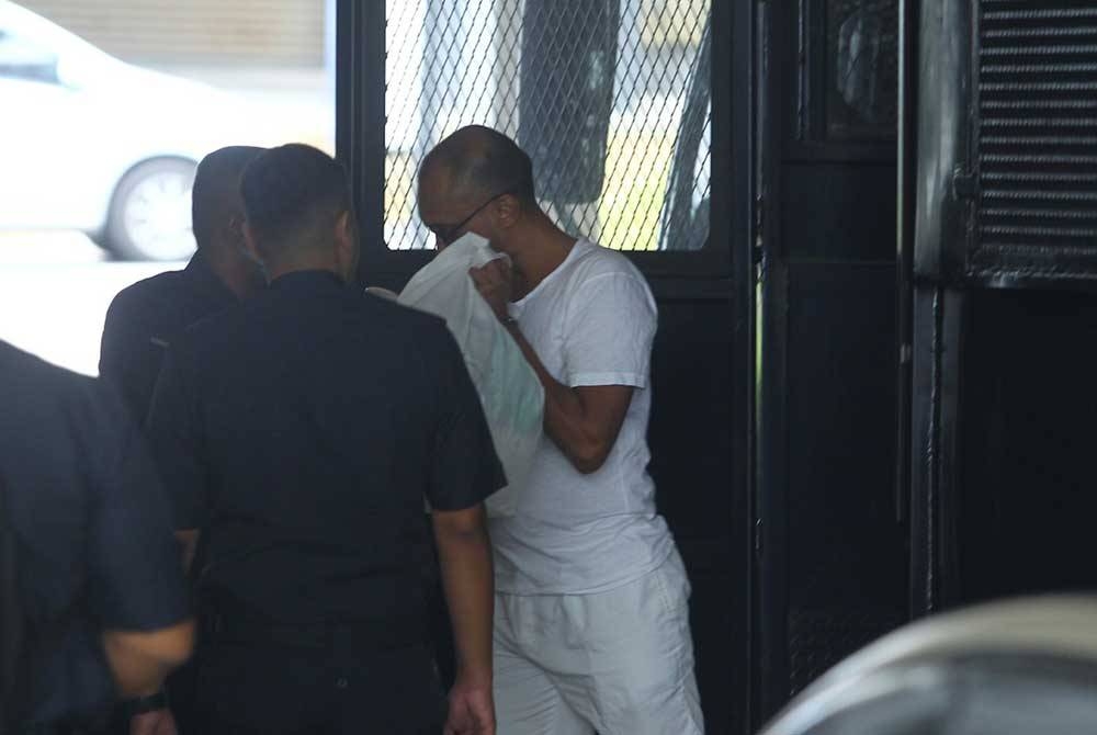 Mahkamah Tinggi Seremban memerintahkan tiga lelaki termasuk seorang doktor membela diri berhubung pertuduhan membunuh seorang lelaki warga asing, empat tahun lalu.