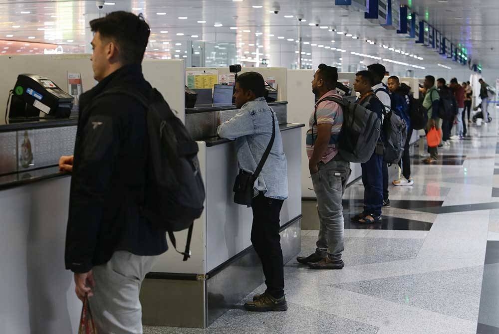 Bermula hari ini, kerajaan memberikan pengecualian visa bagi tempoh 30 hari kepada warganegara China dan India sehingga 31 Disember 2024. - Foto Bernama