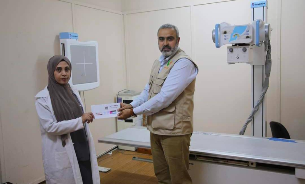 Ziad menyerahkan sumbangan kepada kakitangan hospital di Gaza.