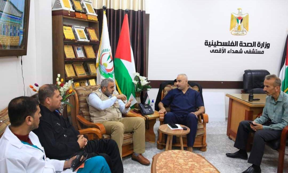  Ziad bersama kakitangan hospital. 