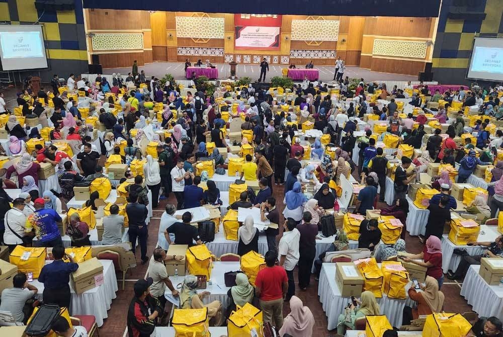 Petugas SPR membuat persiapan akhir menjelang hari pengundian pada Sabtu.