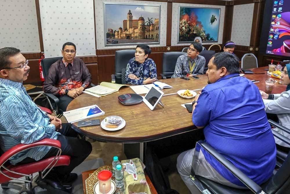 Mohd Zuki (kiri) ketika sesi temu bual sempena setahun pentadbiran Kerajaan Perpaduan di pejabatnya di Bangunan Perdana Putra baru-baru ini. - Foto Bernama